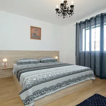 Ivan Spadina Apartment *
